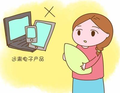 愛玩手機的媽媽坐月子時請放下手機 傷眼睛只是冰山一角，更大的隱患讓人后怕